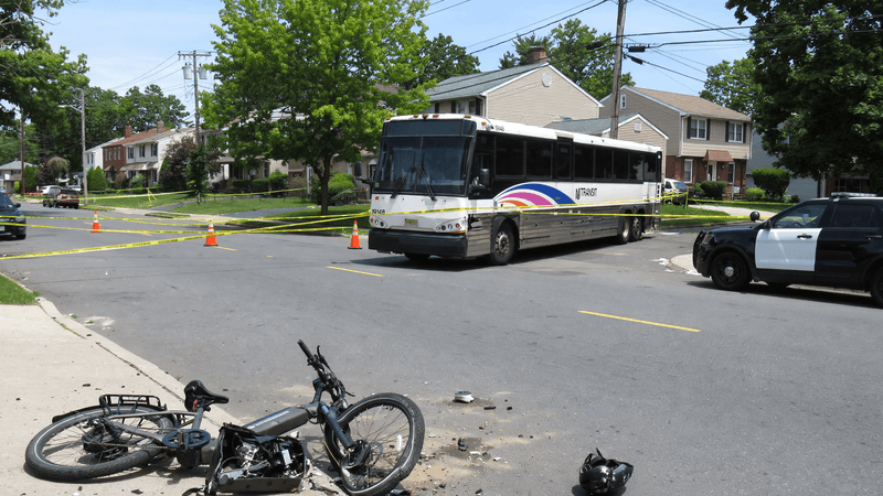 Homem fica em estado crítico após bater bicicleta elétrica em ônibus do NJ Transit em South Hackensack